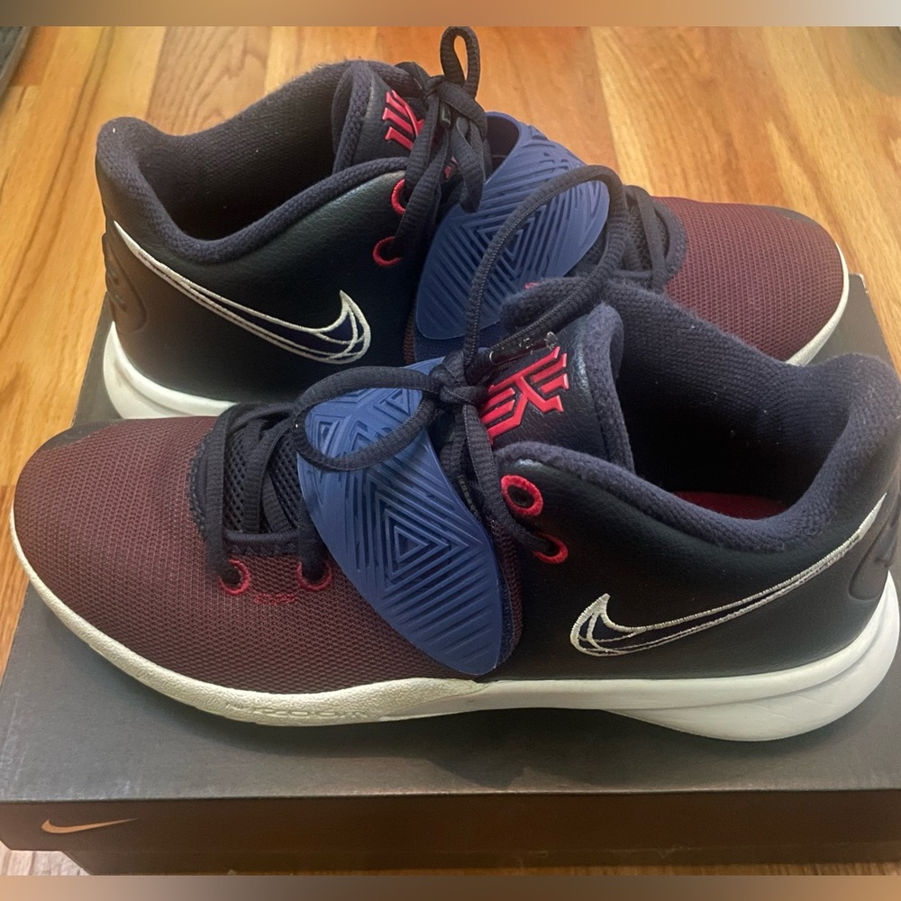 Nike Flytrap III, size 9.5, obsidian/deep royal blue
